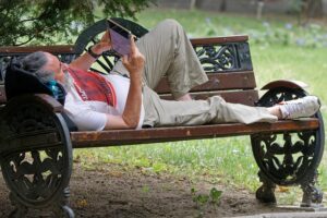 Senior mit Tablet