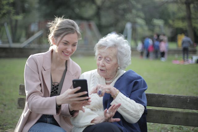 Senioren wird das Handy erklärt